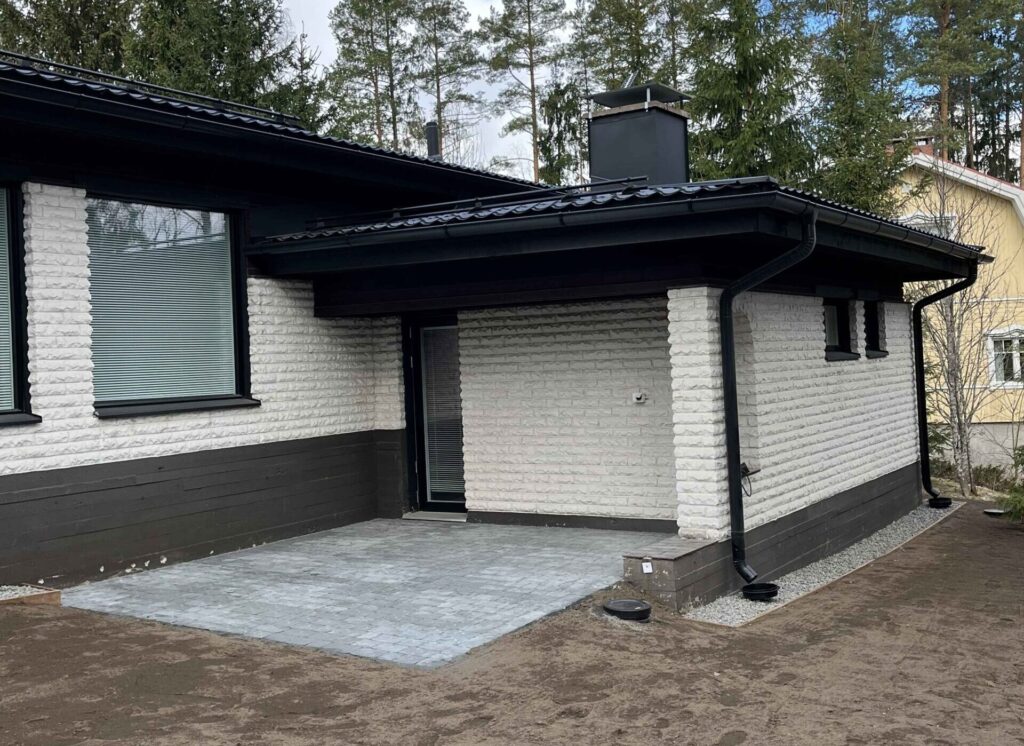 juuri valmistunut salaojaremontti, jonka yhteydessä teimme siistin kivetyksen talon pihalle.